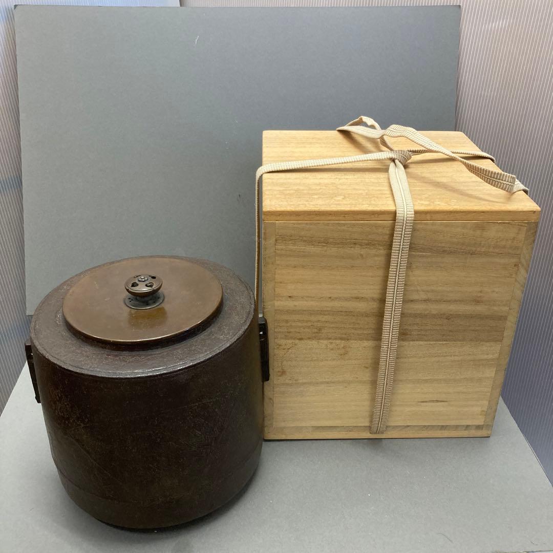 茶道具　筒形　釜(側面に扇　木や花の図柄)　姿形良　美品　共箱　S413KM2