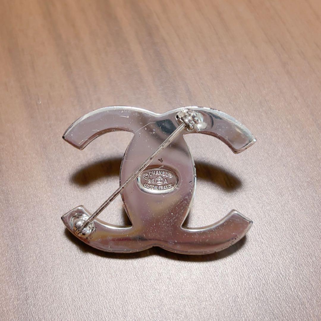 CHANEL シルバーブローチ ターンロックデザイン