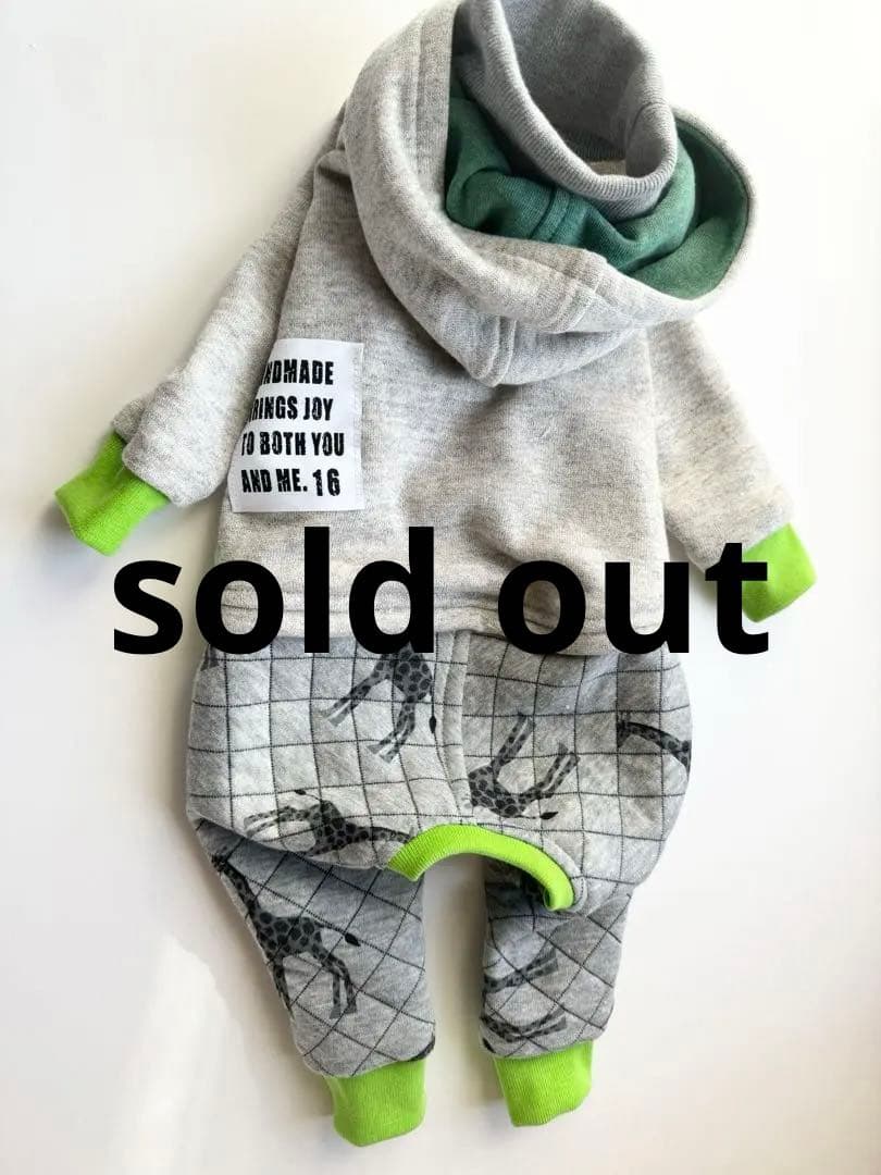 黄緑の袖のロンパース