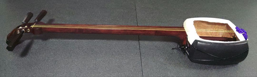 津軽三味線　太棹　東さわり　ハードケース　鍵付き【皮破れ】