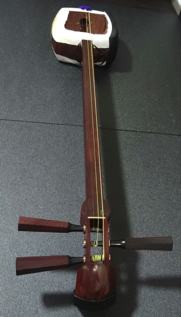 津軽三味線　太棹　東さわり　ハードケース　鍵付き【皮破れ】