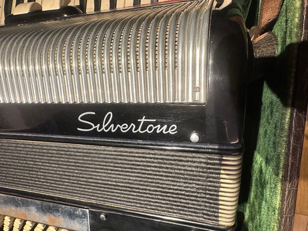 Silver tone ビンテージアコーディオン