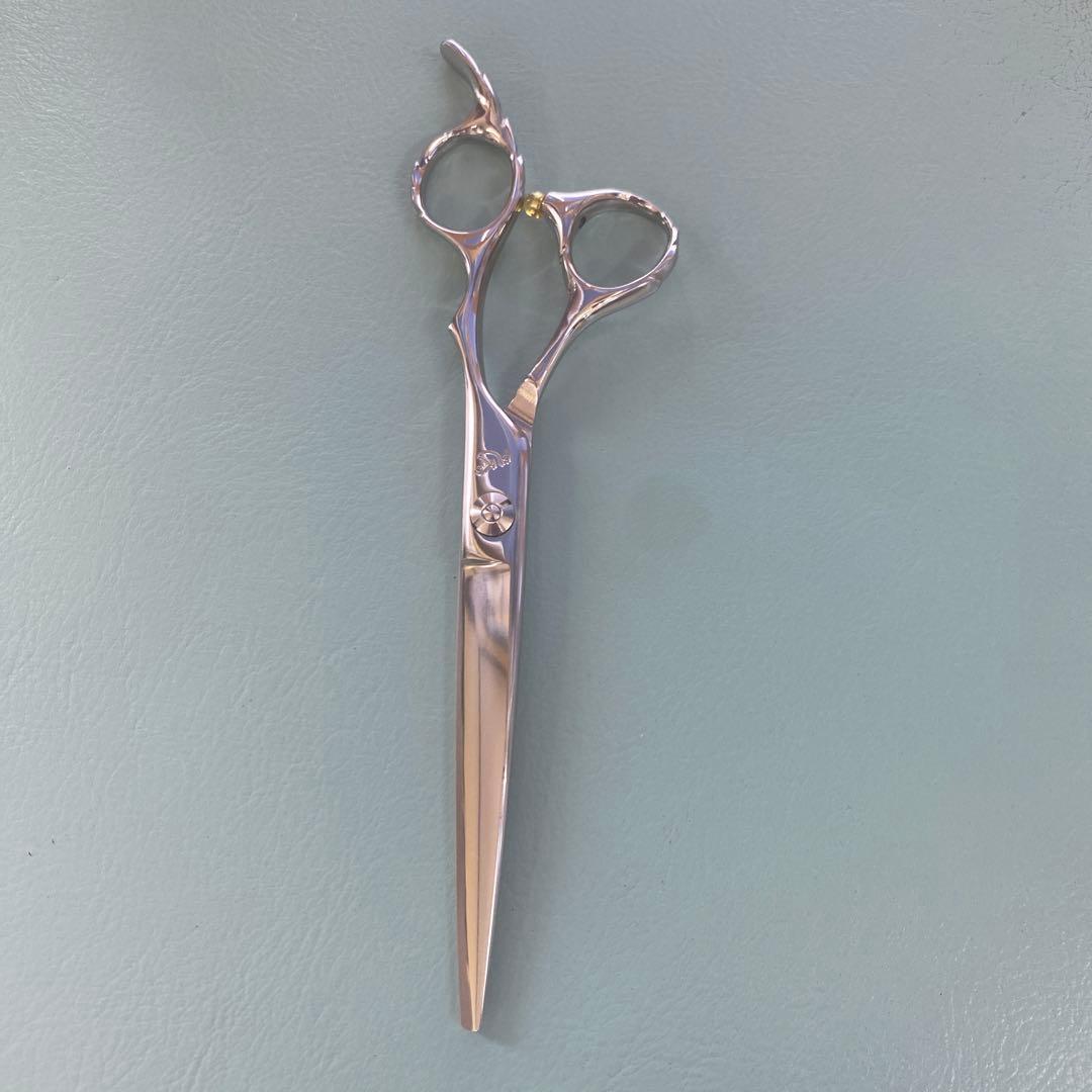 長さを感じさせない軽快さ一日中、疲れを忘れるオフセット設計 6,5インチシザー