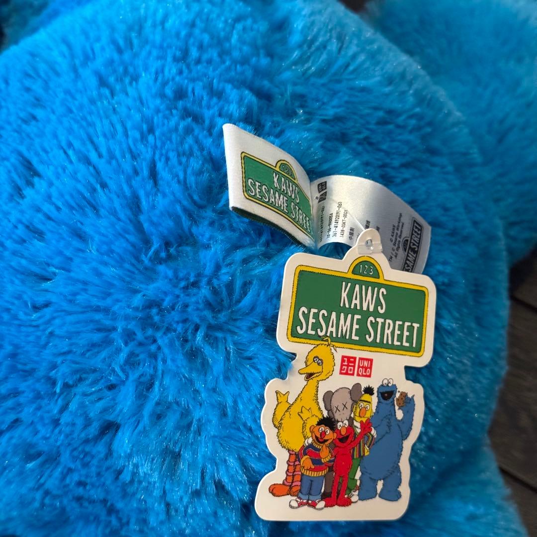 【新品】 ユニクロ Uniqlo × Kaws セサミストリート ぬいぐるみ