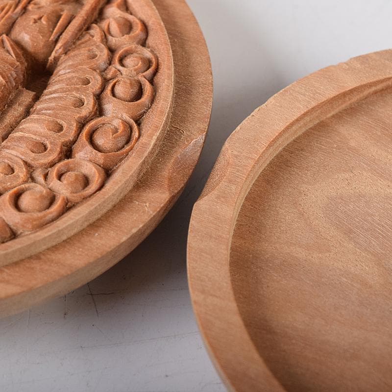 白檀製　釈迦如来・普賢菩薩・文殊菩薩刻　香合佛　仕覆付　共箱　V　R8423