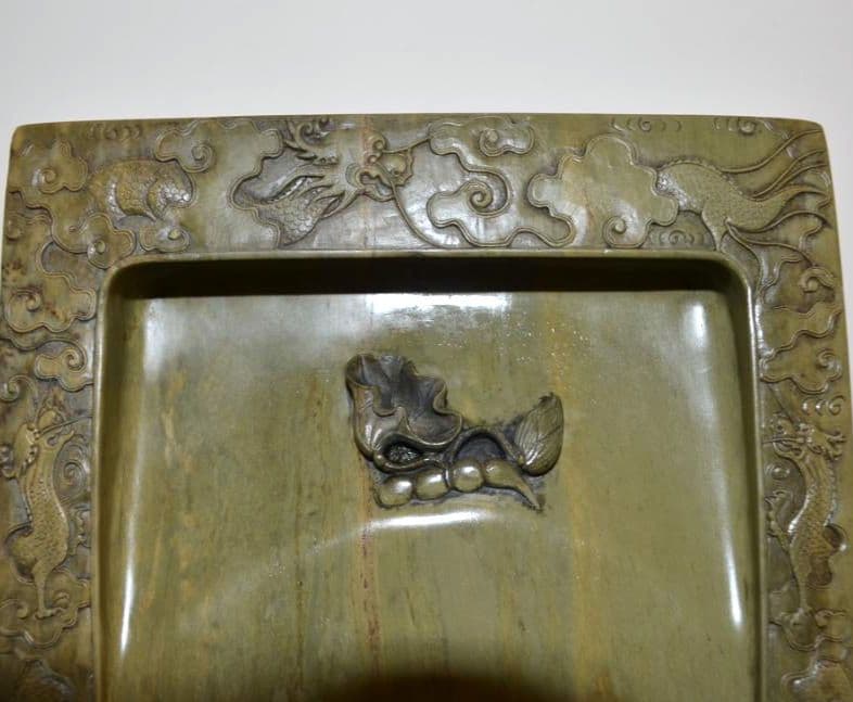 『緑端渓龍紋荷葉硯』 花梨天地蓋　大型約９寸約４㎏　緑端石　蓮紋硯