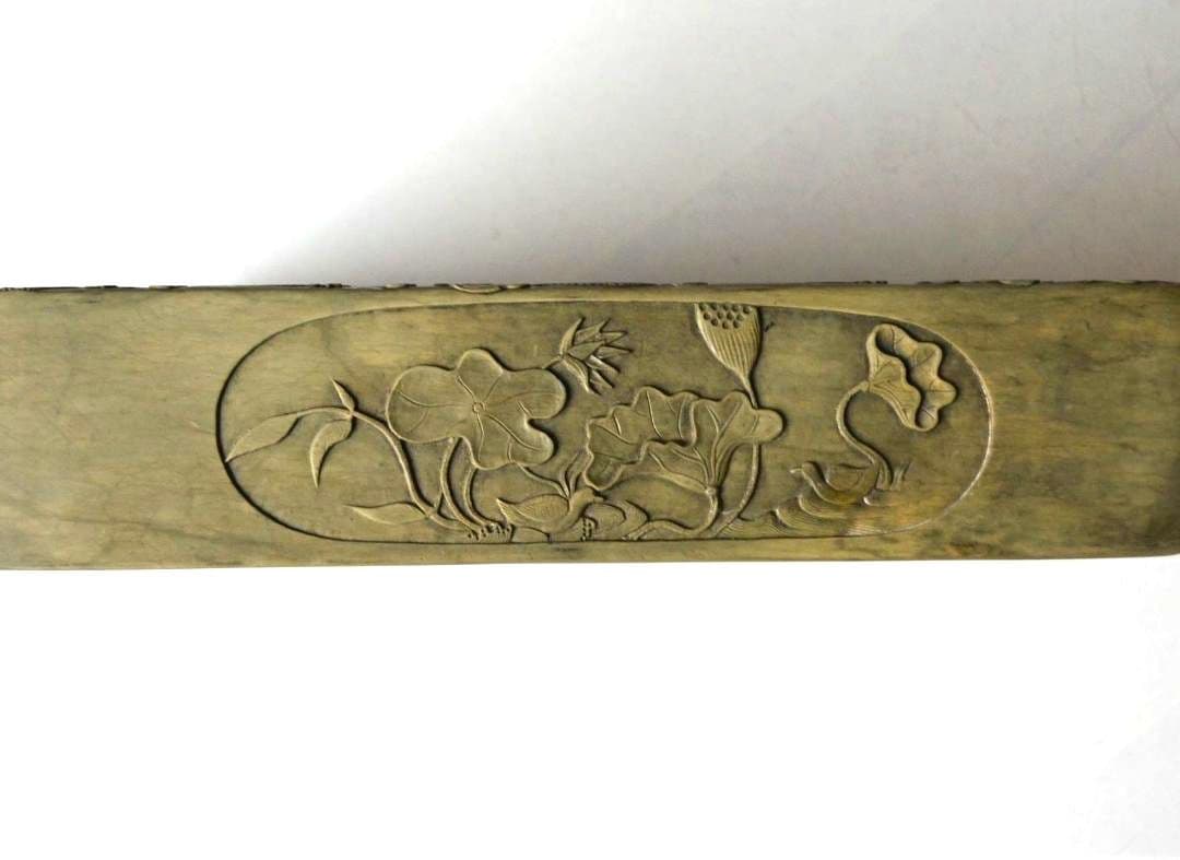 『緑端渓龍紋荷葉硯』 花梨天地蓋　大型約９寸約４㎏　緑端石　蓮紋硯