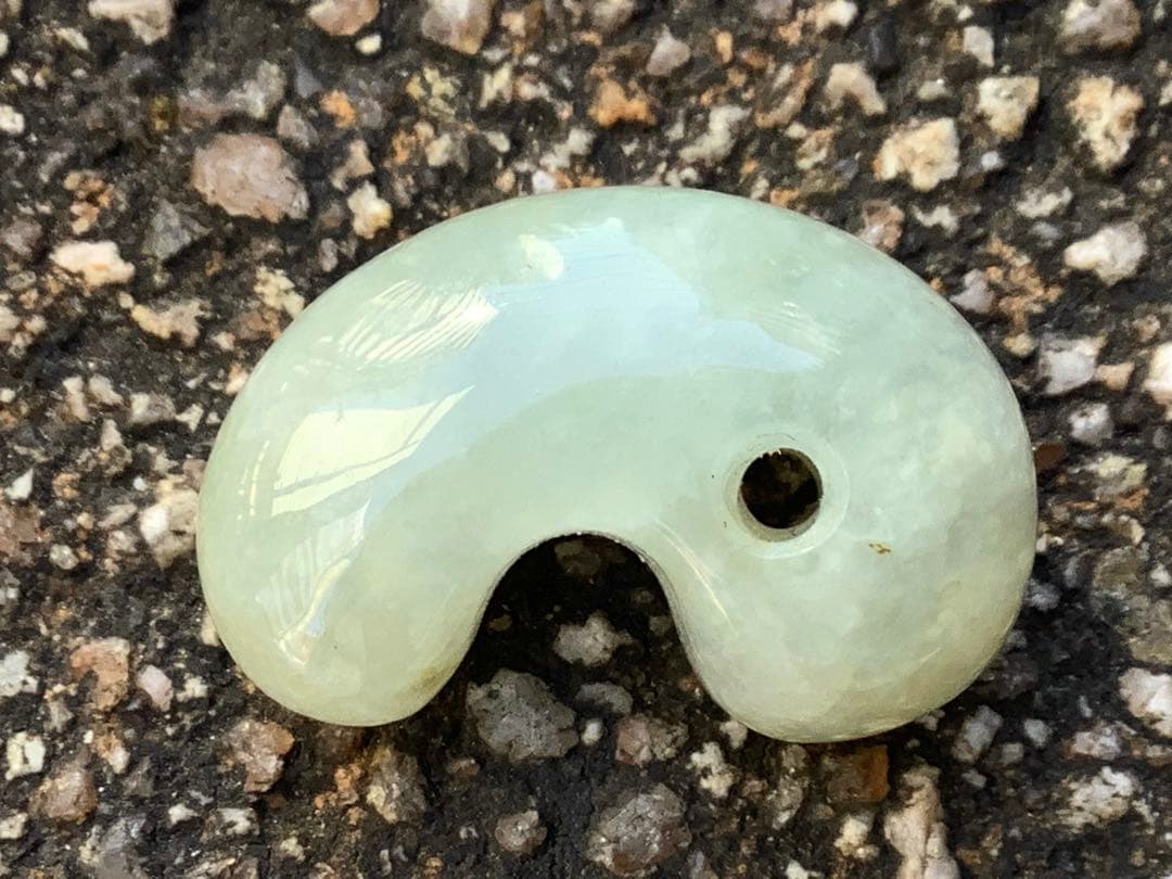 ✳ガラス質のアイスジェイド氷　糸魚川翡翠勾玉　極上高品質‼️ 鑑別書付の希少品を