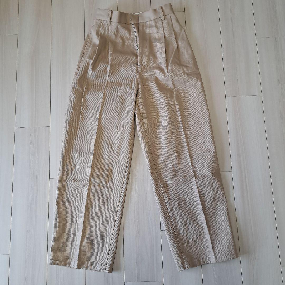 ウィムガゼット　ベージュタック入りチノパン