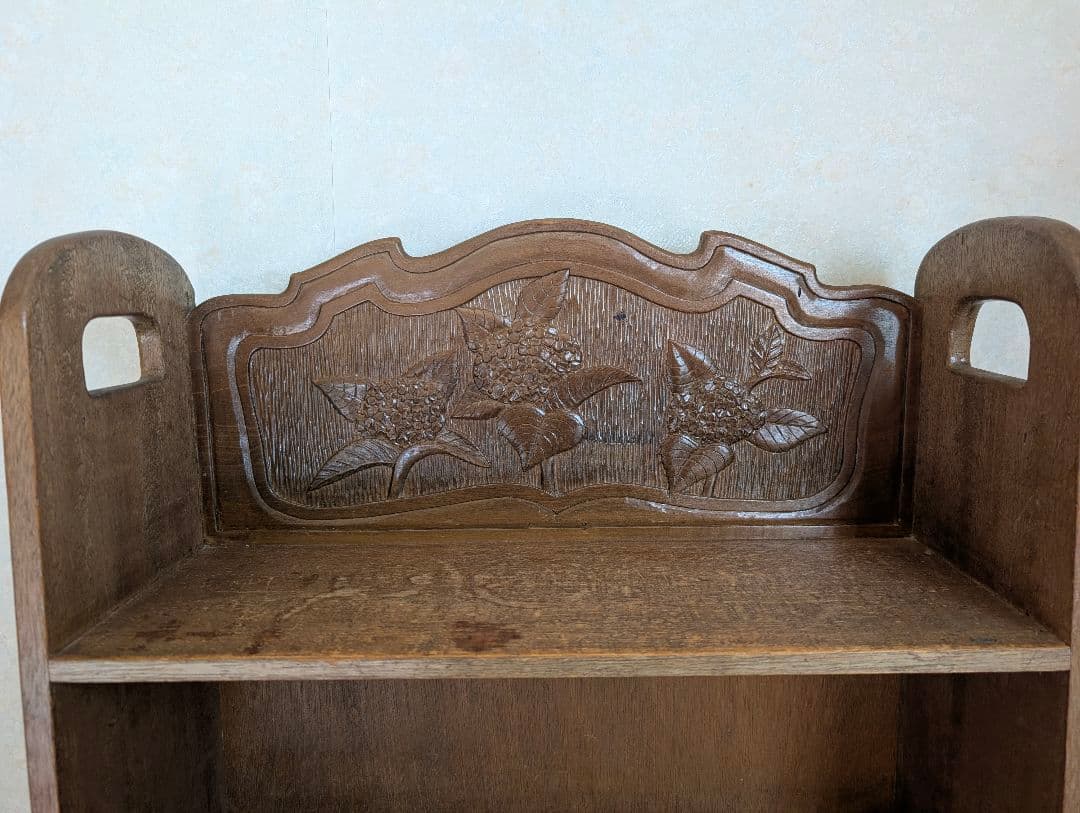 ハンドメイド　木製彫刻入り二段本棚