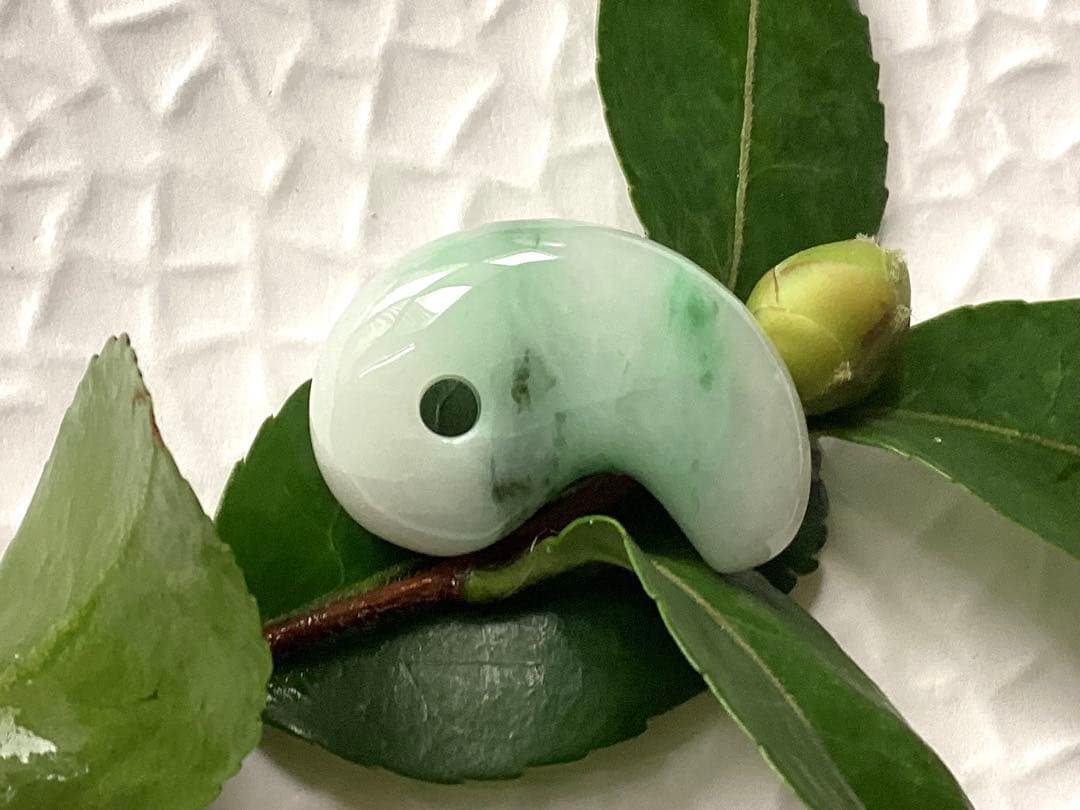 ✳激安卸し値段　糸魚川翡翠勾玉　業者様も買って損無しです‼️本物ジェダイト鑑別書付