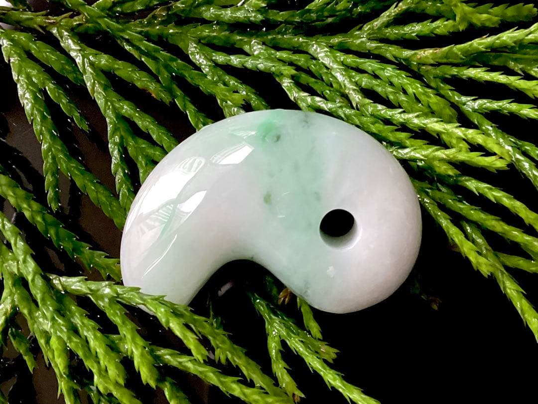 ✳激安卸し値段　糸魚川翡翠勾玉　業者様も買って損無しです‼️本物ジェダイト鑑別書付