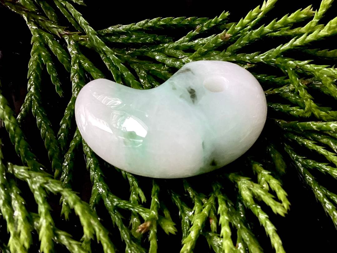 ✳激安卸し値段　糸魚川翡翠勾玉　業者様も買って損無しです‼️本物ジェダイト鑑別書付