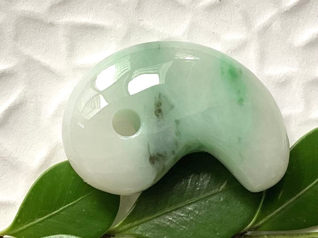 ✳激安卸し値段　糸魚川翡翠勾玉　業者様も買って損無しです‼️本物ジェダイト鑑別書付