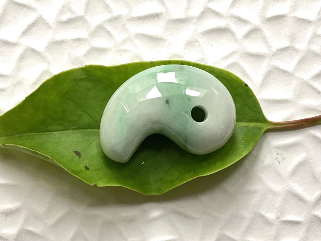 ✳激安卸し値段　糸魚川翡翠勾玉　業者様も買って損無しです‼️本物ジェダイト鑑別書付