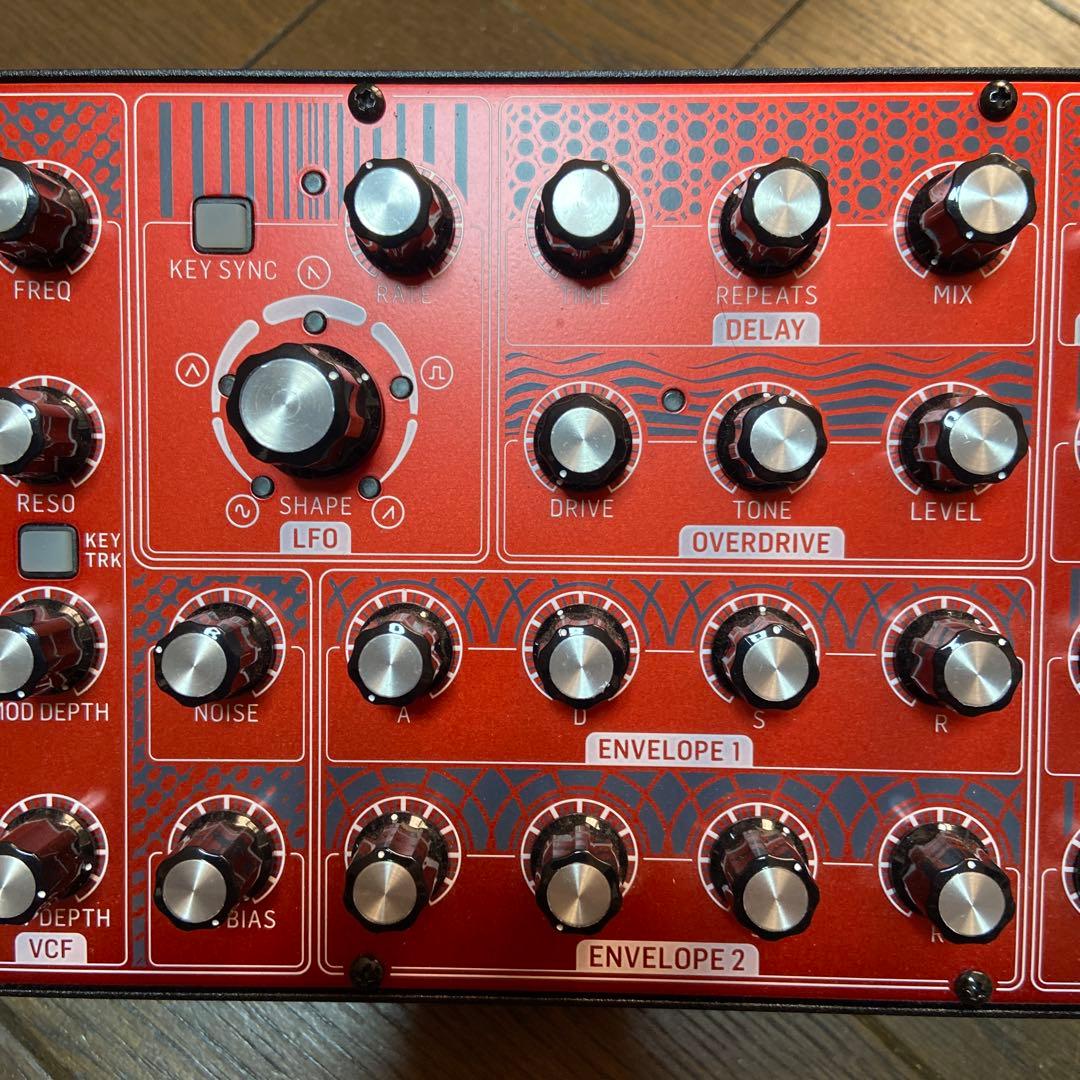 Behringer Neutron セミモジュラーアナログシンセサイザー