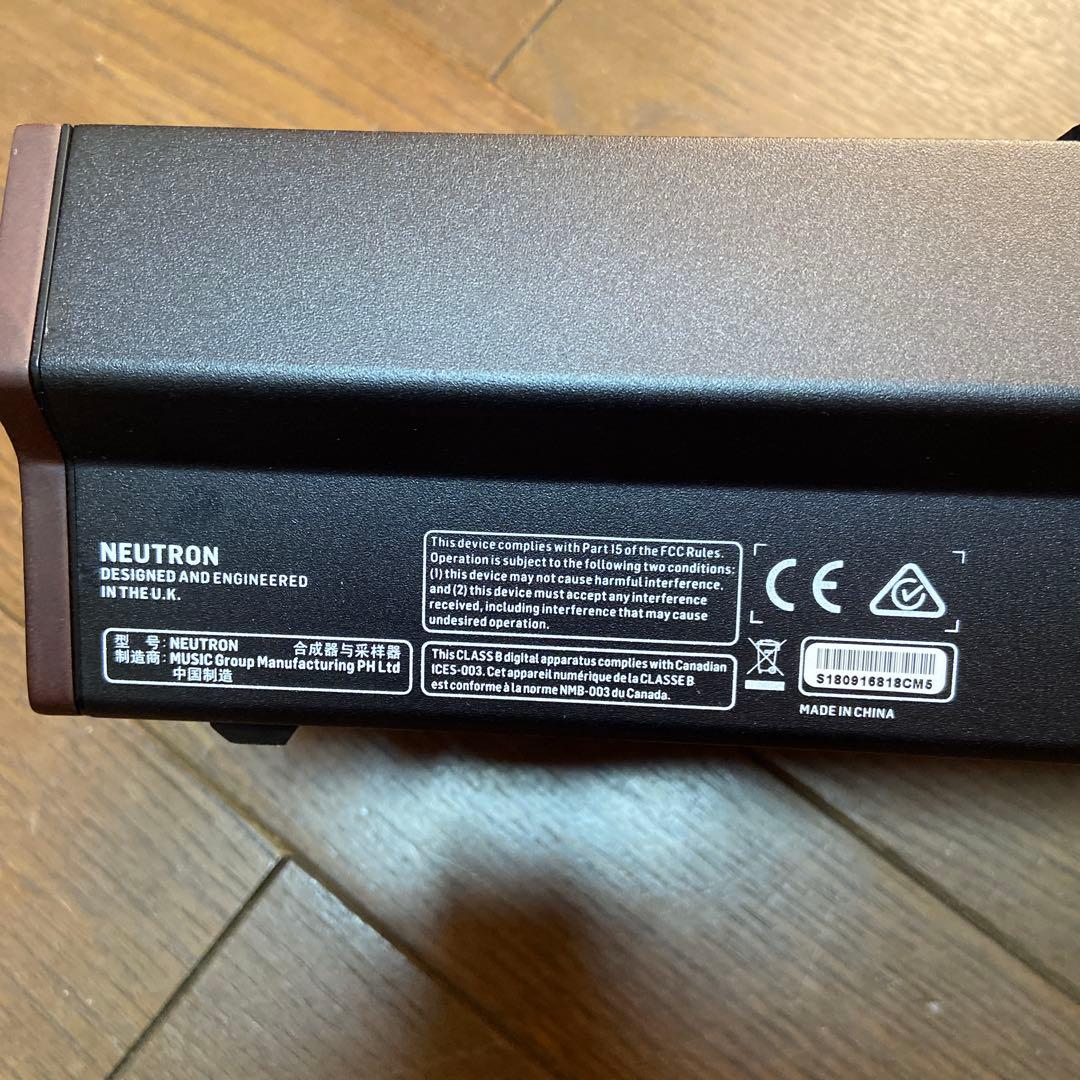 Behringer Neutron セミモジュラーアナログシンセサイザー