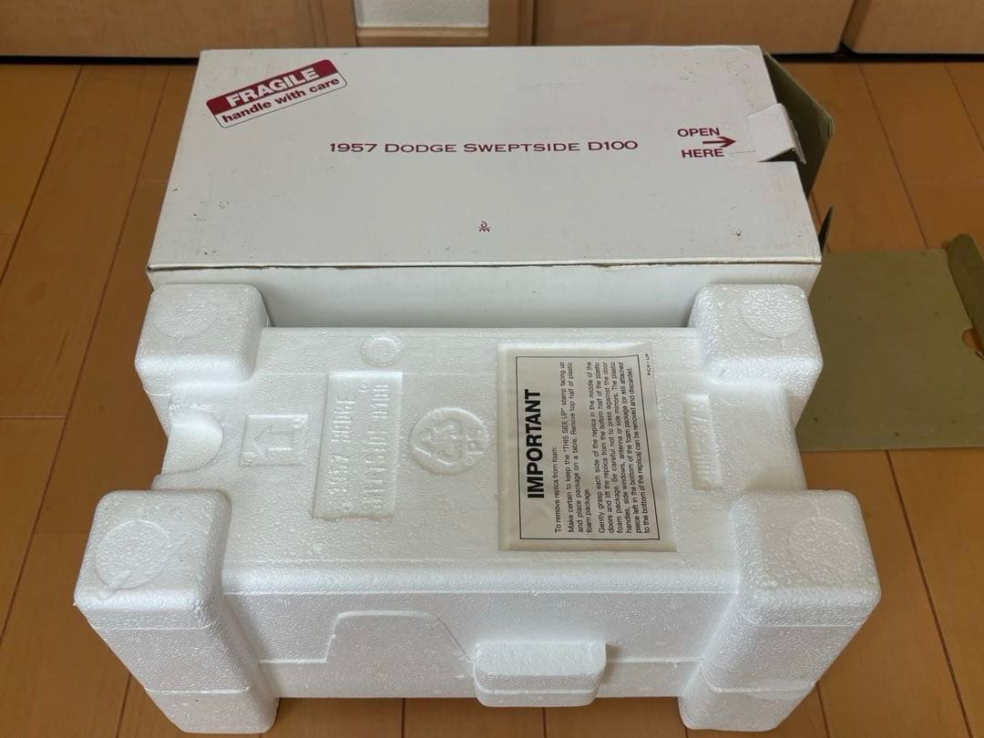1957 DODGE SWEPTSIDE D100 ミニカー