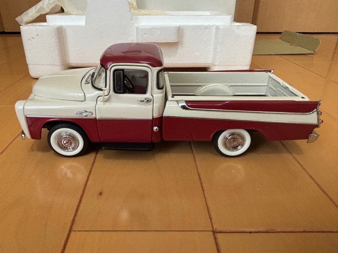 1957 DODGE SWEPTSIDE D100 ミニカー