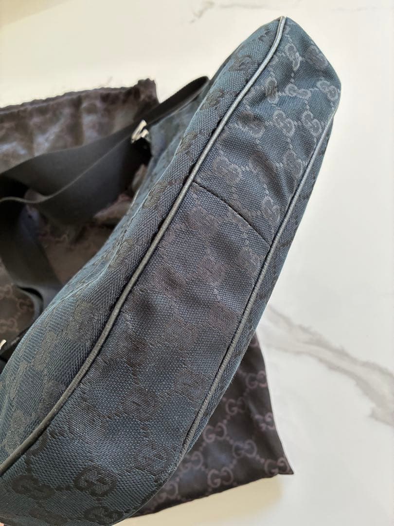 グッチ ハーフムーン ショルダーバッグ ロゴプレート GGキャンバス 黒