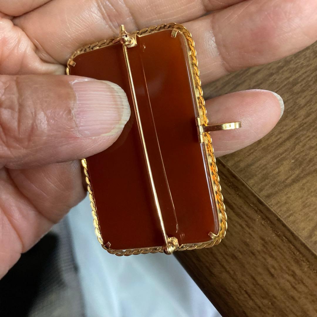 クラシックな浮彫ブローチ