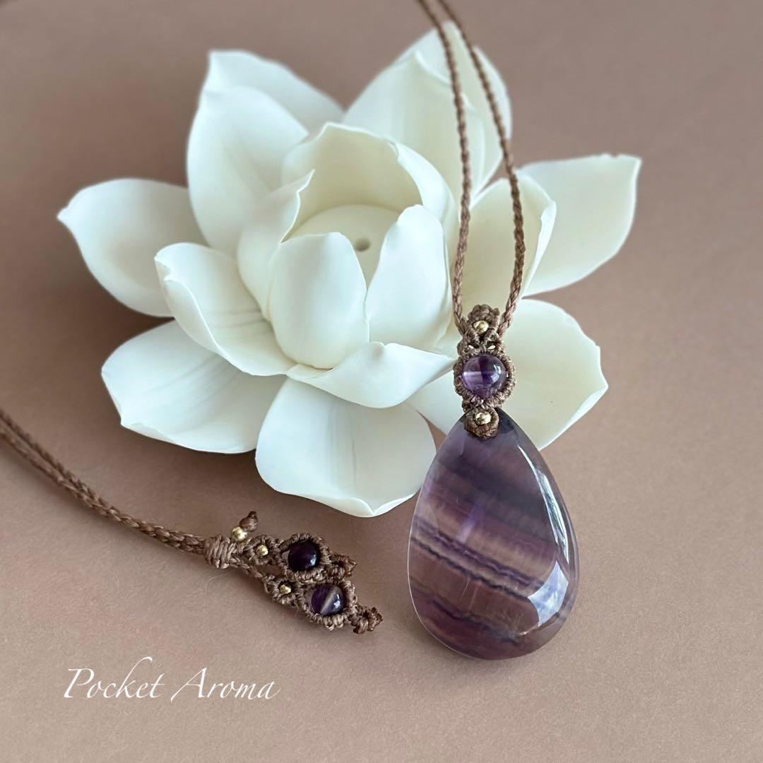 『天秘糸』大きなパープルフローライトとファントムアメジストのマクラメネックレス