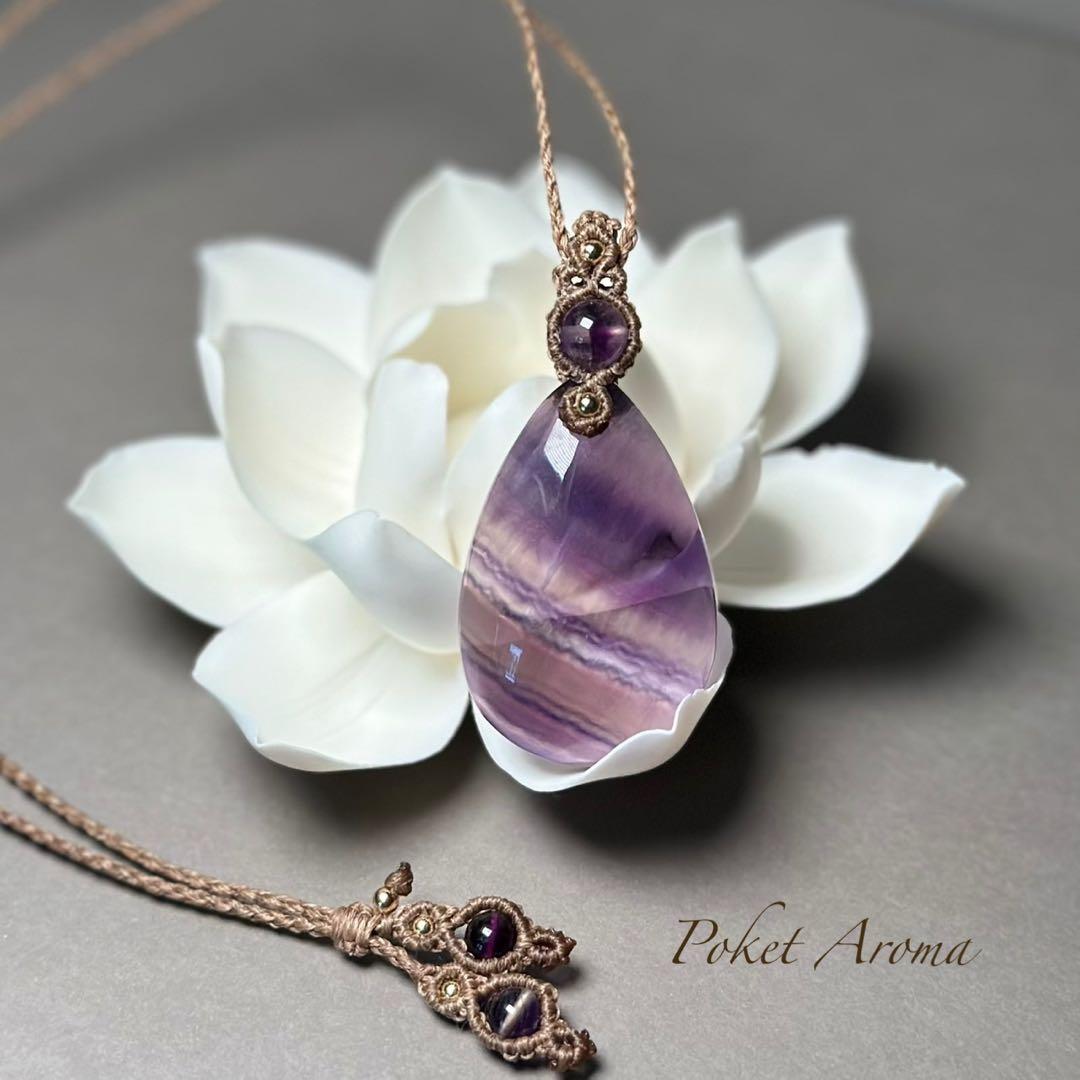 『天秘糸』大きなパープルフローライトとファントムアメジストのマクラメネックレス