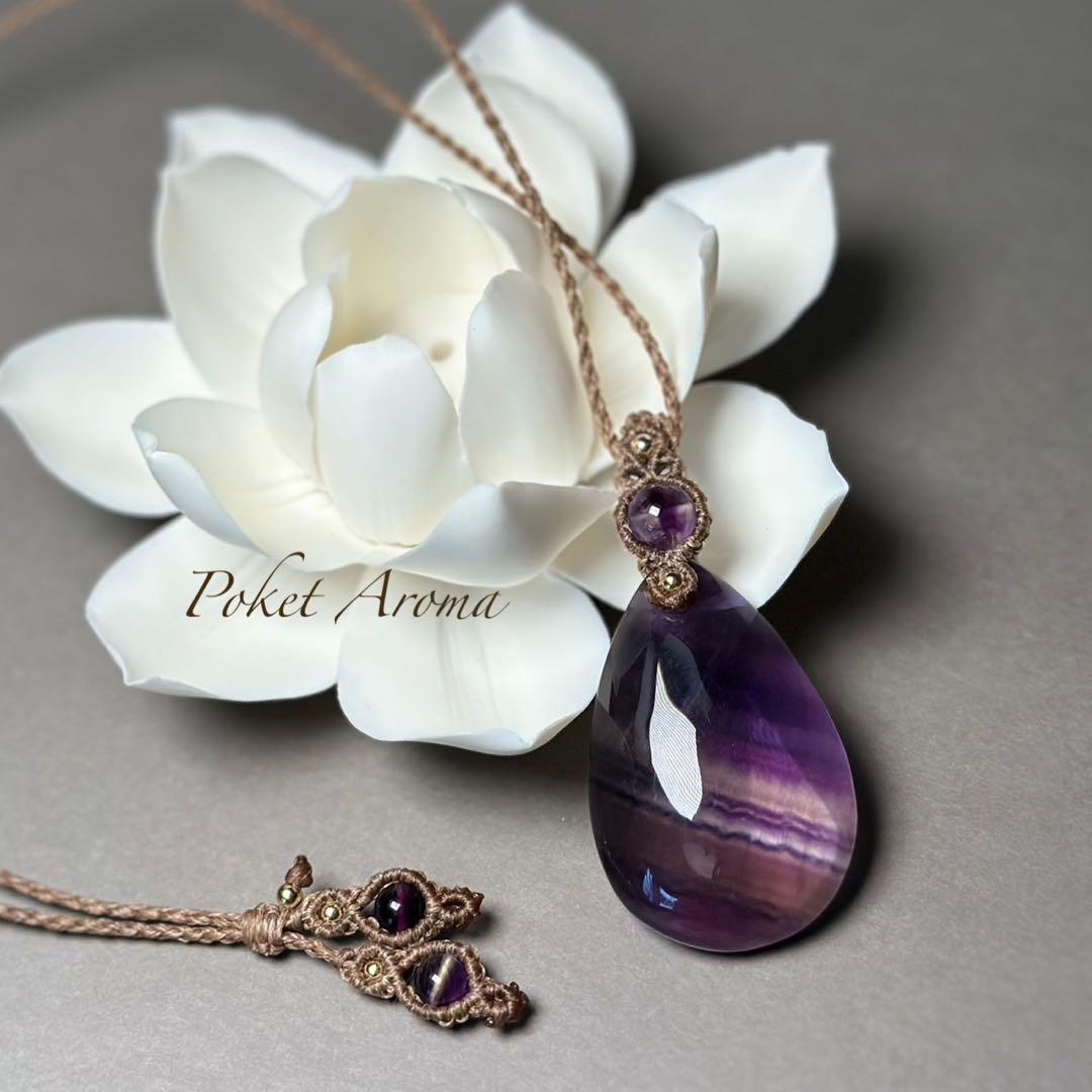 『天秘糸』大きなパープルフローライトとファントムアメジストのマクラメネックレス