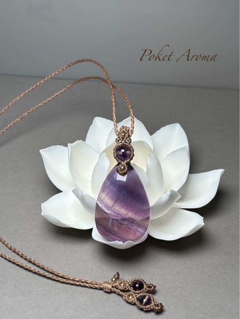 『天秘糸』大きなパープルフローライトとファントムアメジストのマクラメネックレス