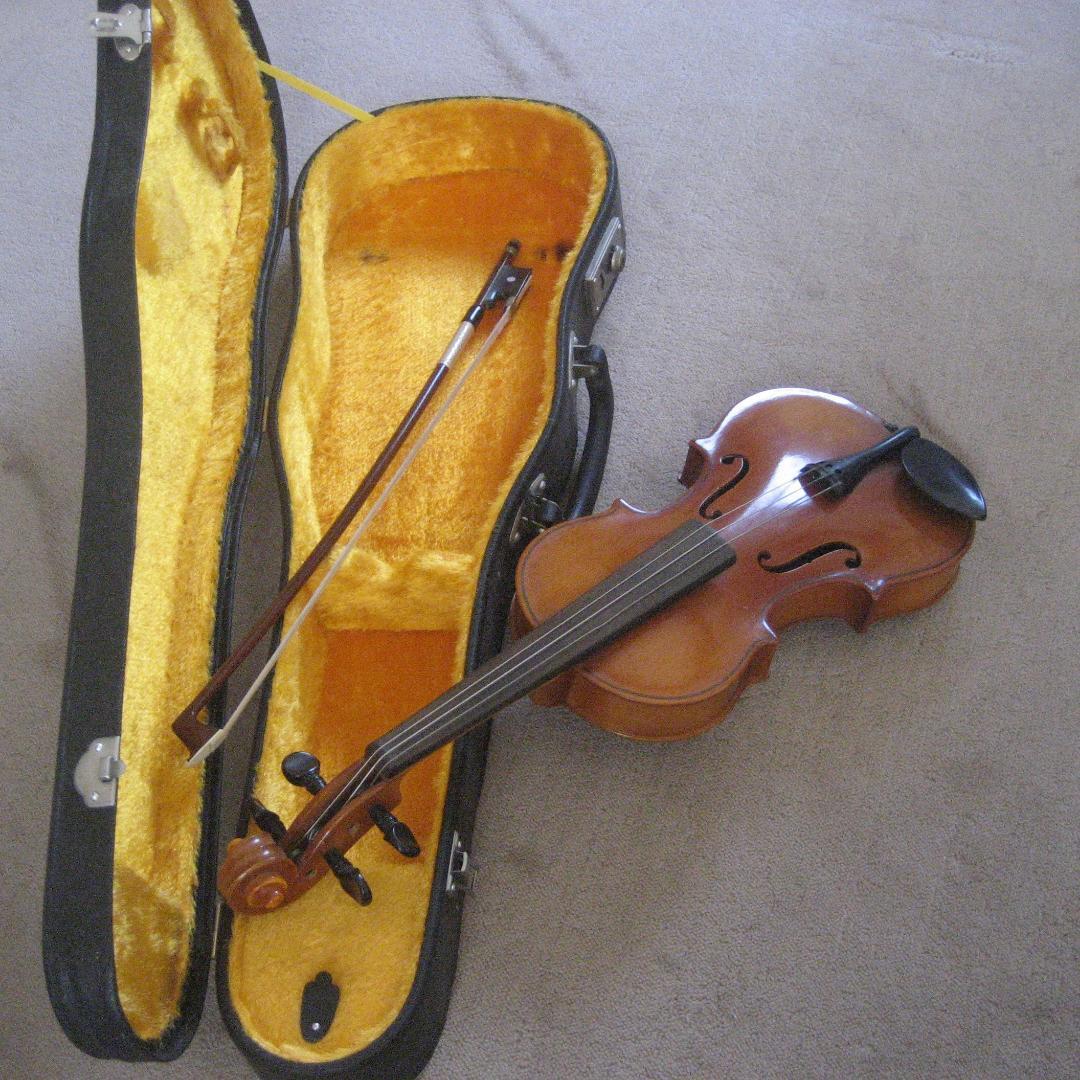 久々の大サービス　スズキバイオリン1/8 美品です　お店や玄関のアクセントにも