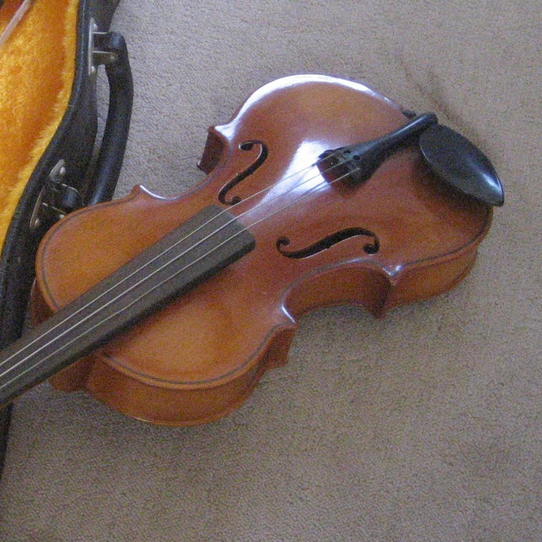 久々の大サービス　スズキバイオリン1/8 美品です　お店や玄関のアクセントにも