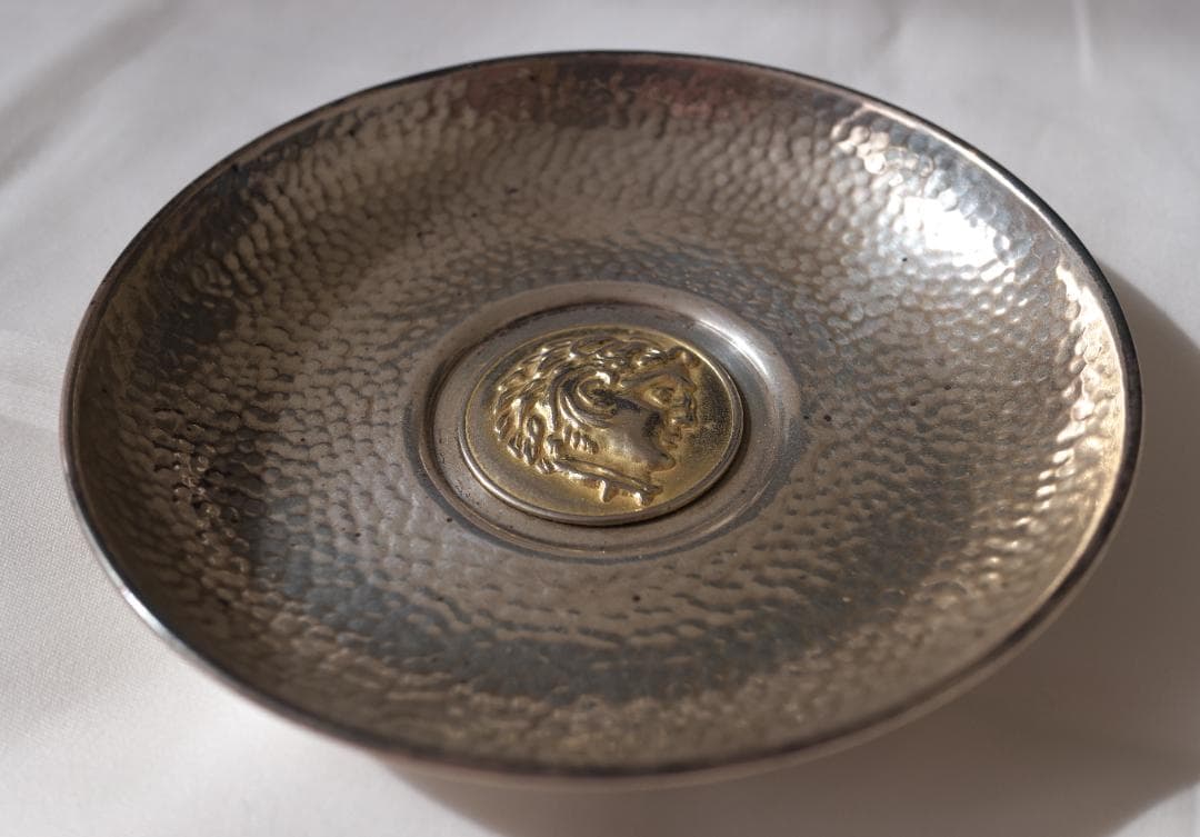 アレクサンダー大王のレリーフの入った銀の皿