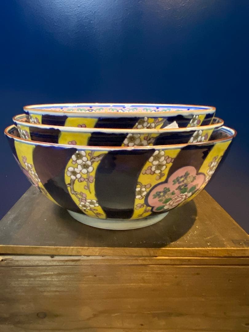 中国美術　色絵　窓絵吉祥紋　大中小　８寸・９寸・1尺　鉢　深鉢　3鉢揃い　木箱