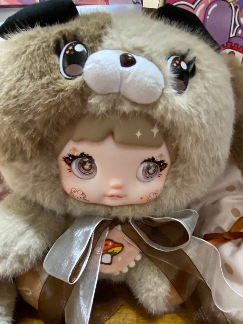 キノコの帽子と女の子ぬいぐるみ