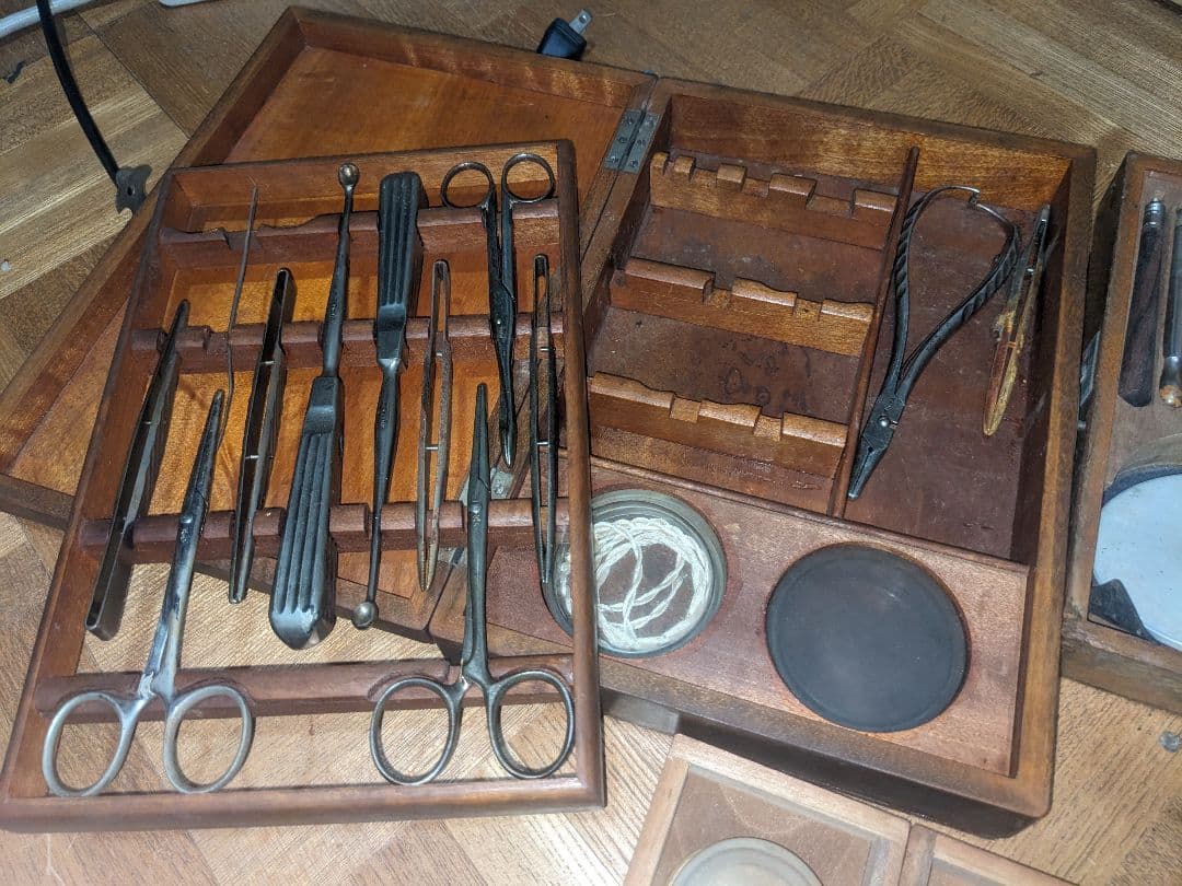 アンティーク 手術器具セット ８個の木箱付き　外科用医療器具