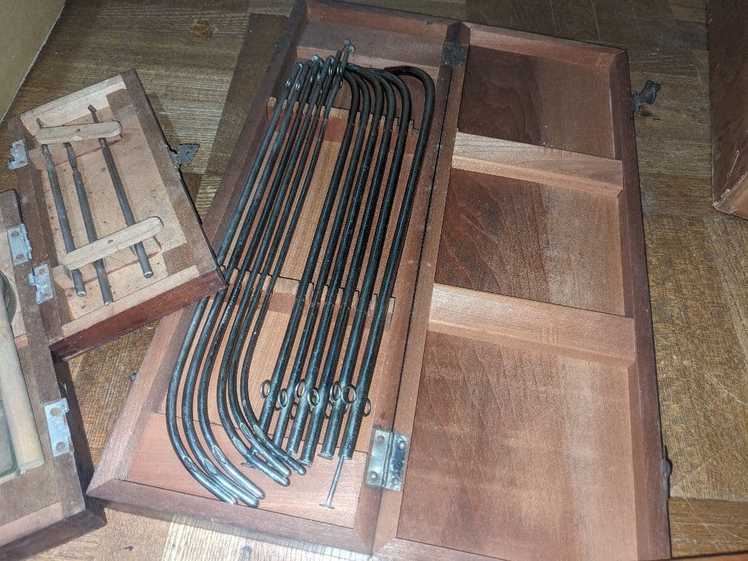 アンティーク 手術器具セット ８個の木箱付き　外科用医療器具