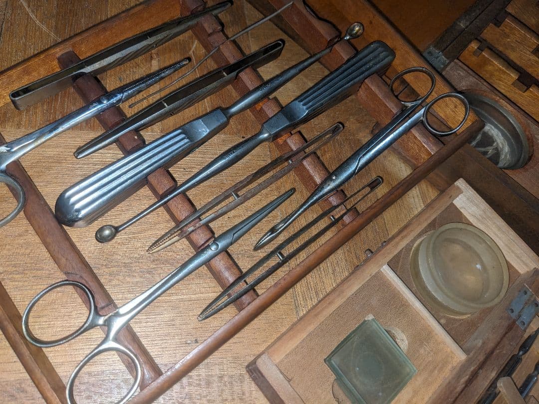 アンティーク 手術器具セット ８個の木箱付き　外科用医療器具