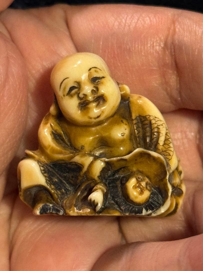 古根付『布袋と唐子』銘・天山 細密彫刻 縁起物 提物