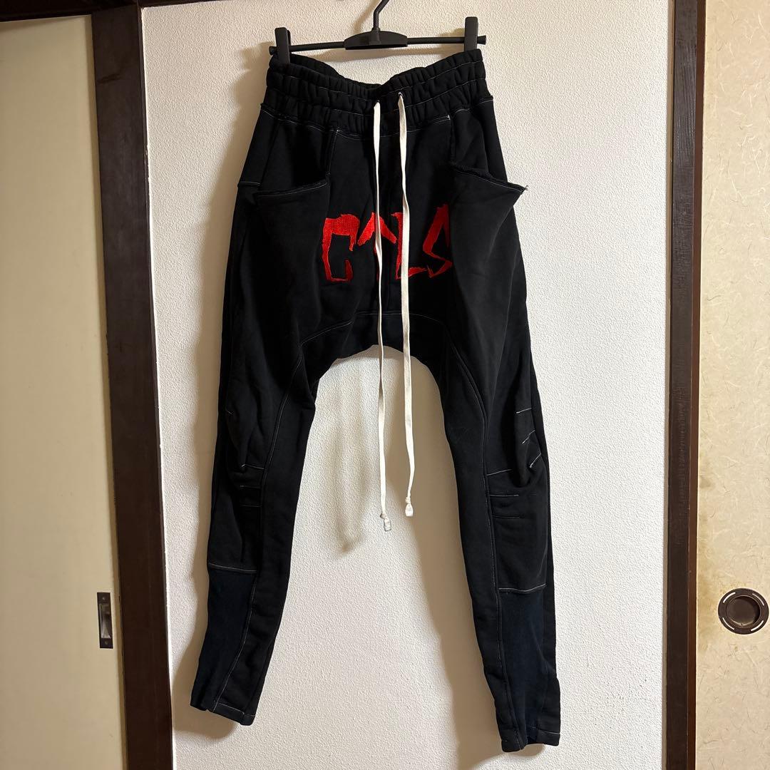 黒いサルエルパンツ 赤いロゴプリント