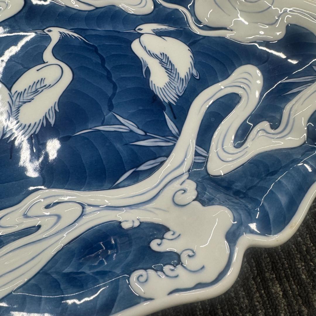 年末値下げ！藍鍋島流水鷺図 大皿 飾り皿 浮彫 浪形皿 共箱 45ｃm
