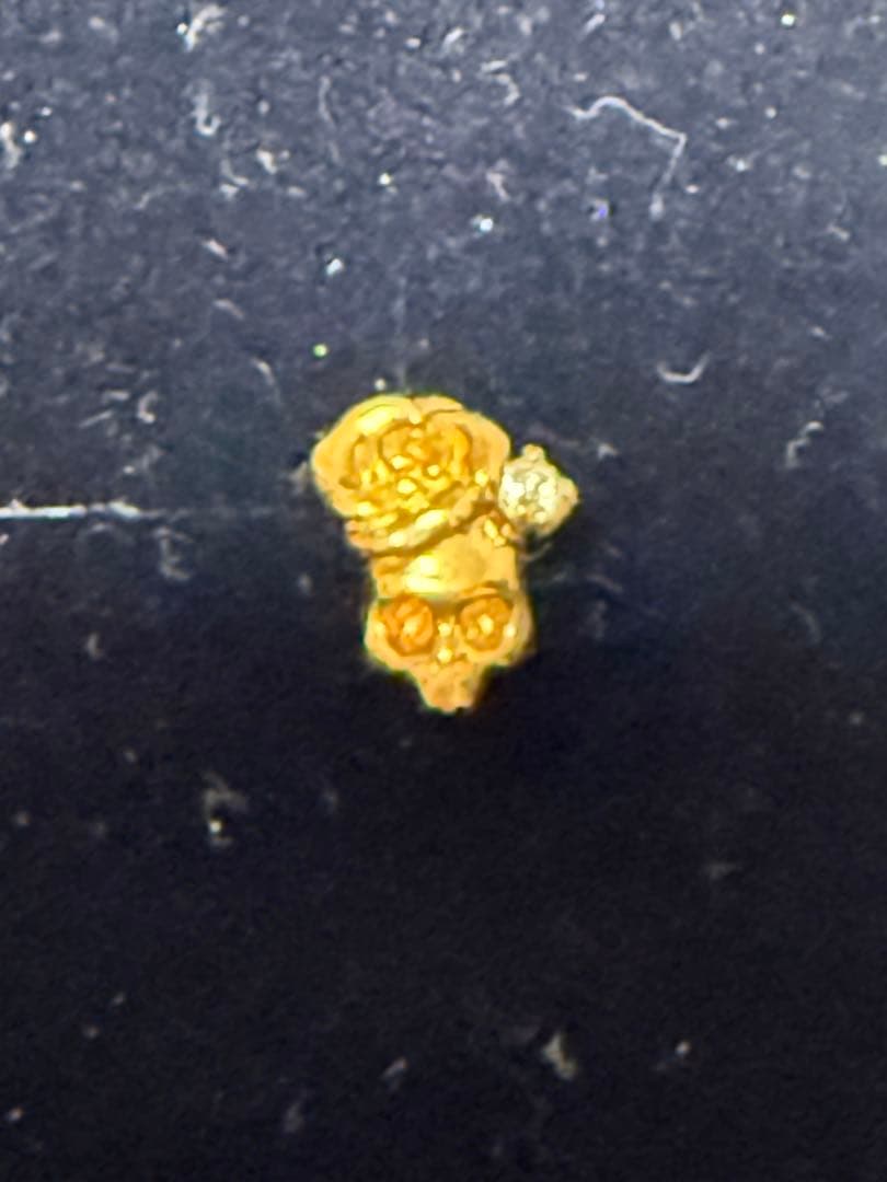 スカルシリーズのナンシーピアスk18ではこの1点のみだと思います。