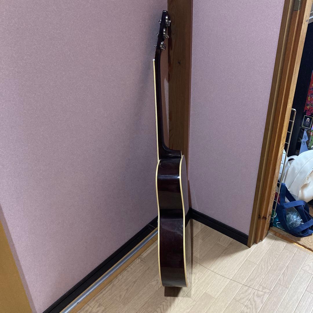 エレアコギター　ギブソンレプリカ　アンプからも音出せます。