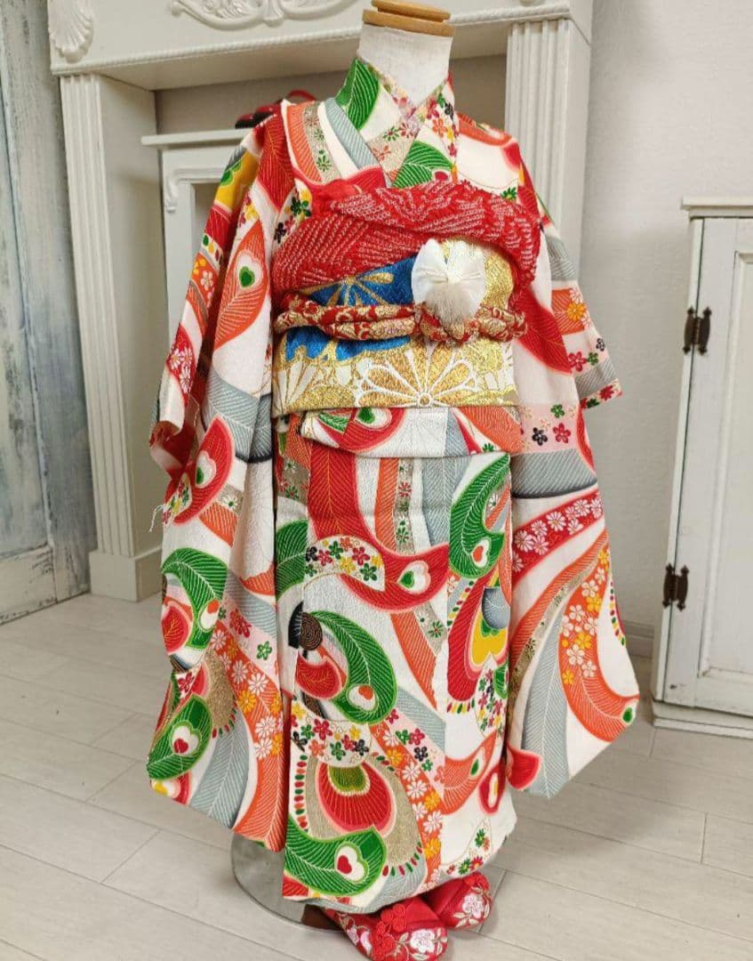 アンティーククリーム色にカラフル模様の着物単品☆2歳から3歳