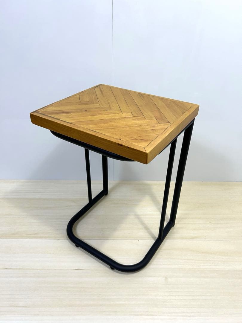 サン ダーティ ヘリンボーン サイドテーブル コの字　ナイトテーブル　スチール