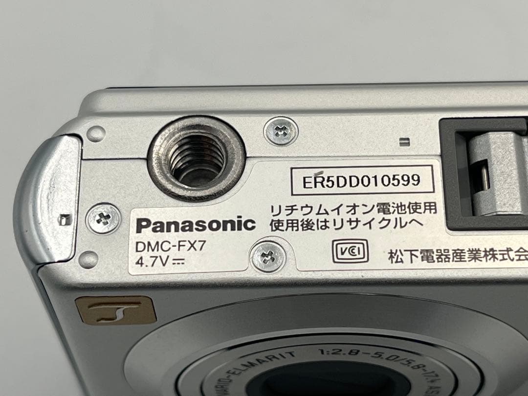 Panasonic デジタルカメラ LUMIX DMC-FX7 シルバー 本体