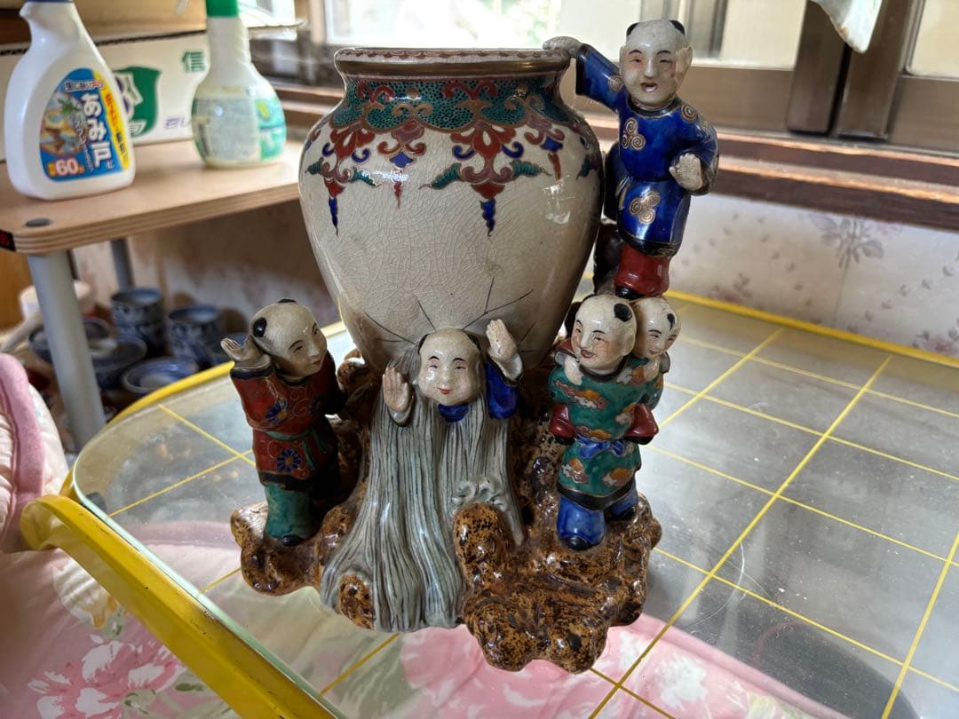 陶器製花瓶 小人形付き