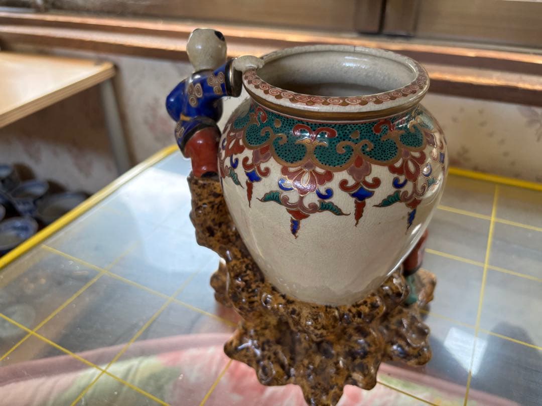 陶器製花瓶 小人形付き