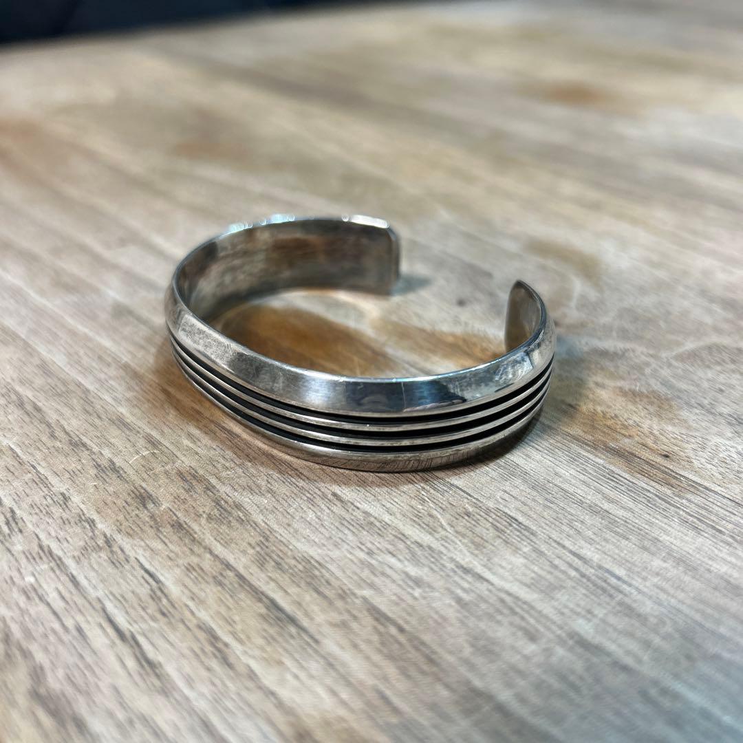 シルバー ストライプデザイン バングル