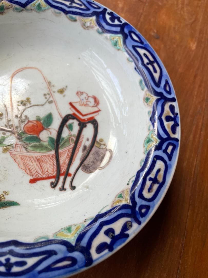 三つ足の古い伊万里焼　浅鉢　色絵