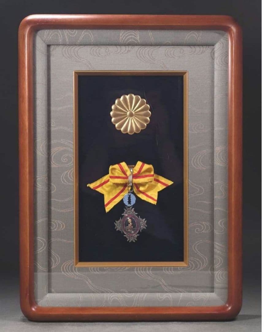 【激レア 美品！】勲六等宝冠章 宝冠波光章 額装 箱 略綬付 完品 本物保証